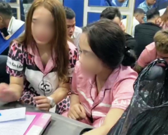 Bắt quả tang 17 nam, nữ ‘phê’ ma túy xuyên đêm trong nhà nghỉ - ảnh 3