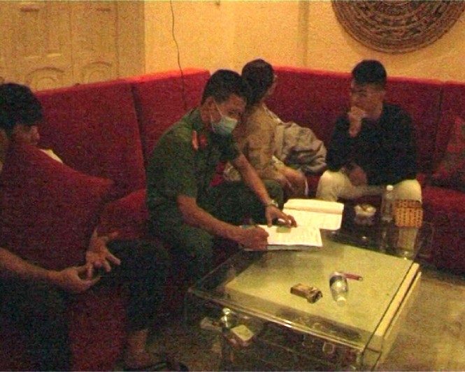 Bắt quả tang 17 nam, nữ ‘phê’ ma túy xuyên đêm trong nhà nghỉ - ảnh 2