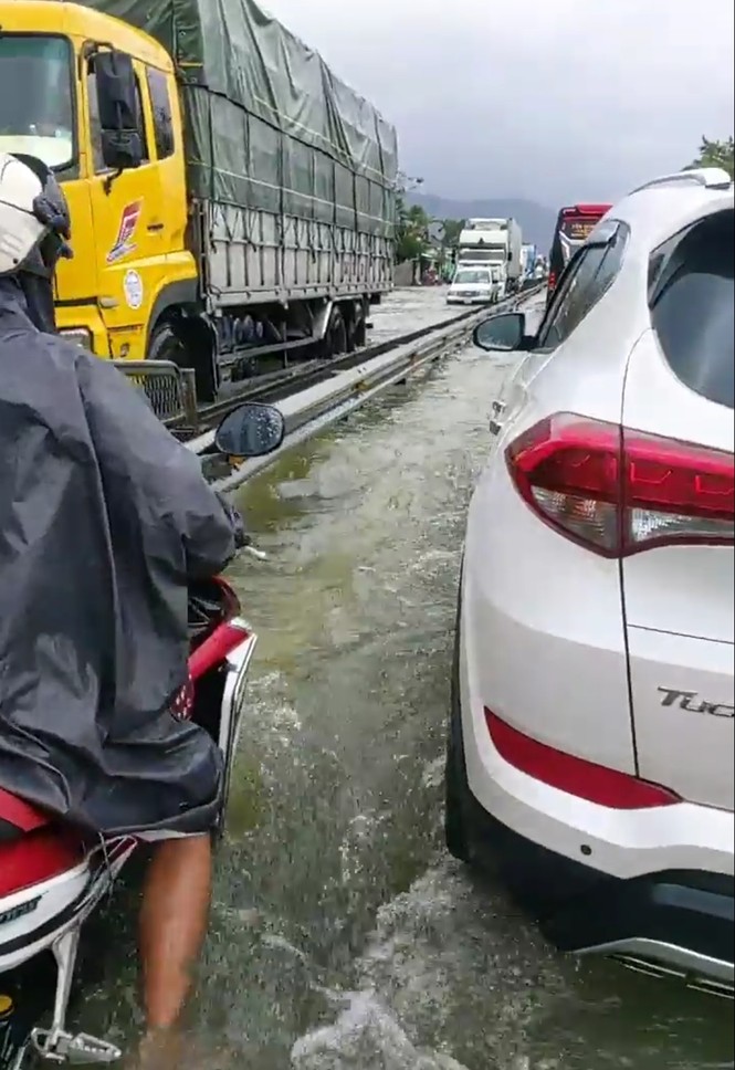 Học sinh Thừa Thiên Huế lại nghỉ học hàng loạt do mưa lũ - ảnh 4