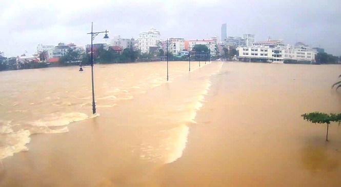 Học sinh Thừa Thiên Huế lại nghỉ học hàng loạt do mưa lũ - ảnh 3