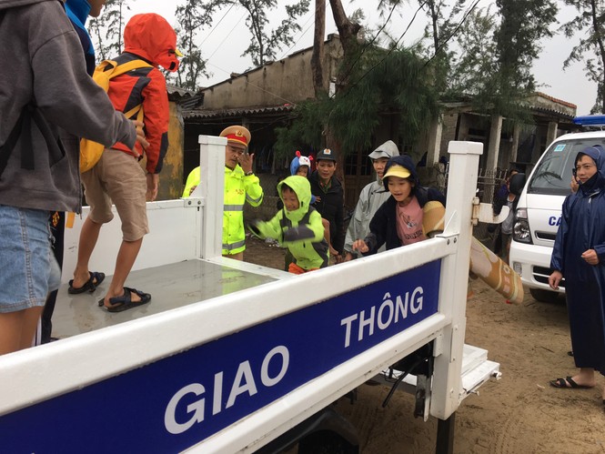 TT-Huế: Công an, quân đội đồng loạt ra quân đưa dân đi tránh bão - ảnh 10