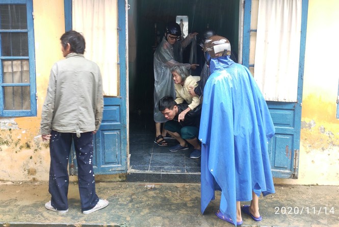 TT-Huế: Công an, quân đội đồng loạt ra quân đưa dân đi tránh bão - ảnh 11