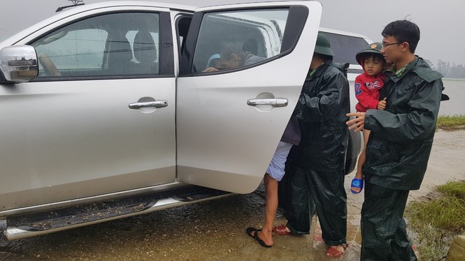 TT-Huế: Công an, quân đội đồng loạt ra quân đưa dân đi tránh bão - ảnh 13