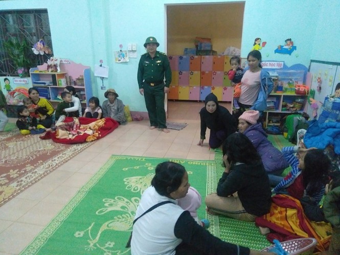 TT-Huế: Công an, quân đội đồng loạt ra quân đưa dân đi tránh bão - ảnh 14