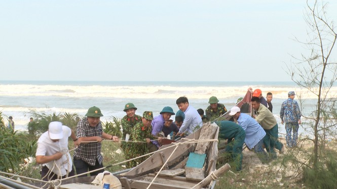 TT-Huế: Công an, quân đội đồng loạt ra quân đưa dân đi tránh bão - ảnh 15