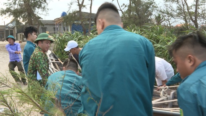 TT-Huế: Công an, quân đội đồng loạt ra quân đưa dân đi tránh bão - ảnh 16