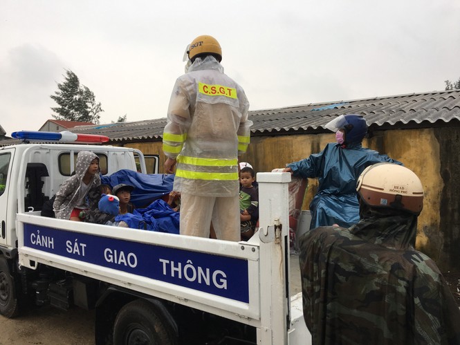 TT-Huế: Công an, quân đội đồng loạt ra quân đưa dân đi tránh bão - ảnh 7