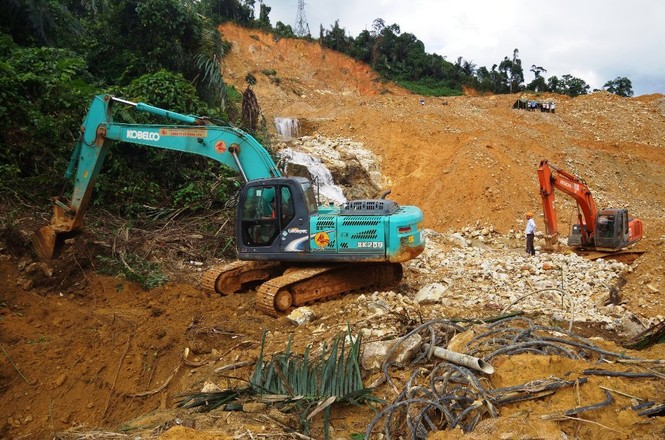Cận cảnh những khối bê tông ‘khủng’ nghi vùi lấp nạn nhân mất tích ở Rào Trăng 3 - ảnh 4