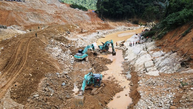 Xem lực lượng cứu hộ nỗ lực hút cạn dòng Rào Trăng, lật đất, bới đá tìm người mất tích - ảnh 7
