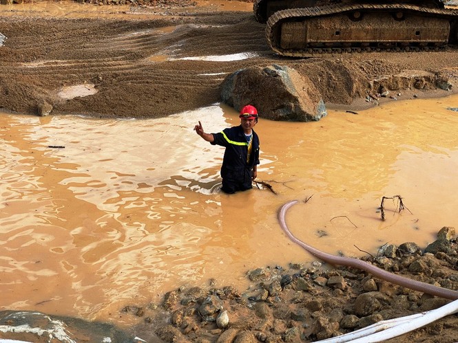 Xem lực lượng cứu hộ nỗ lực hút cạn dòng Rào Trăng, lật đất, bới đá tìm người mất tích - ảnh 6