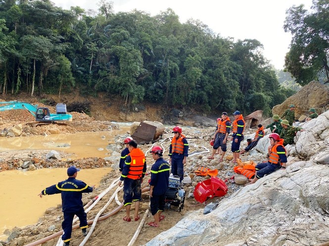 Xem lực lượng cứu hộ nỗ lực hút cạn dòng Rào Trăng, lật đất, bới đá tìm người mất tích - ảnh 8