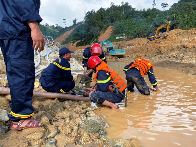 Xem lực lượng cứu hộ nỗ lực hút cạn dòng Rào Trăng, lật đất, bới đá tìm người mất tích - ảnh 9