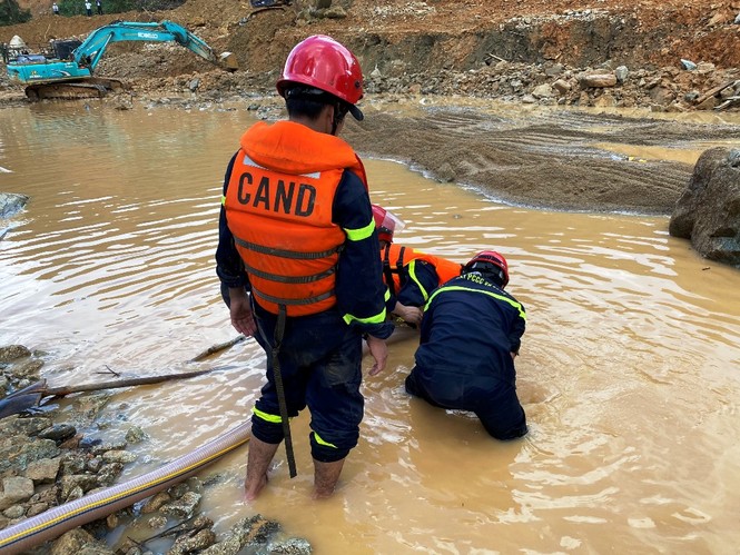 Xem lực lượng cứu hộ nỗ lực hút cạn dòng Rào Trăng, lật đất, bới đá tìm người mất tích - ảnh 10