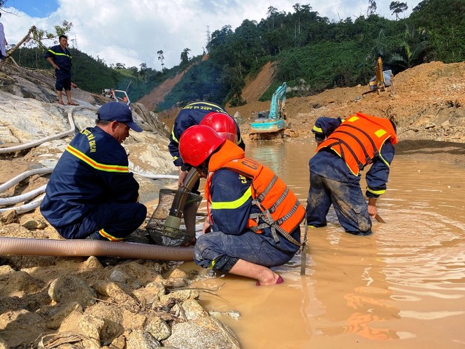Xem lực lượng cứu hộ nỗ lực hút cạn dòng Rào Trăng, lật đất, bới đá tìm người mất tích - ảnh 11