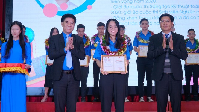 Tỉnh Đoàn TT-Huế tuyên dương “sinh viên 5 tốt”, “học sinh 3 rèn luyện“ - ảnh 6