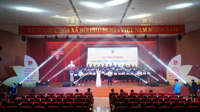 Tỉnh Đoàn TT-Huế tuyên dương “sinh viên 5 tốt”, “học sinh 3 rèn luyện“ - ảnh 7