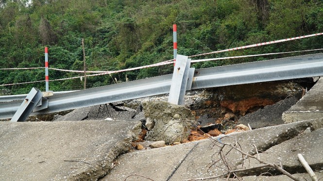 Bão 13 qua lâu, đường du lịch nát như băm tại Lăng Cô bị ‘bỏ quên’ sửa chữa? - ảnh 8