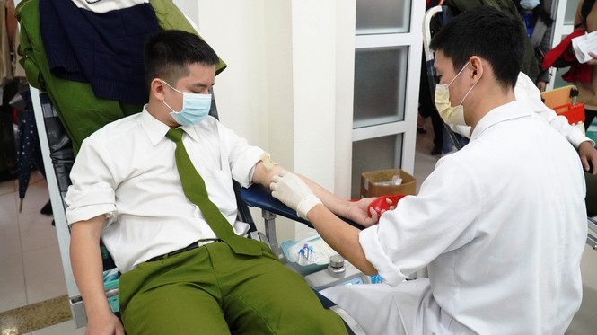 Tưng bừng Chủ Nhật Đỏ giữa mưa lạnh xứ Huế - ảnh 5