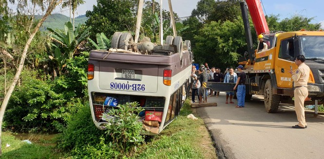 Kinh hoàng xe khách lao xuống suối, 3 người nhập viện cấp cứu - ảnh 2