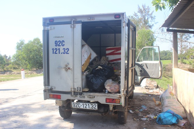 Bắt quả tang tài xế đổ thực phẩm bẩn ra môi trường - ảnh 1