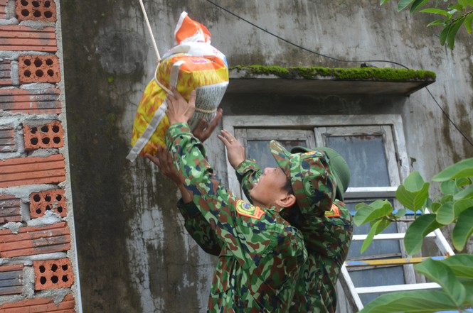 Người dân Quảng Nam hối hả chằng chống nhà cửa, di dời tránh bão số 9 - ảnh 8
