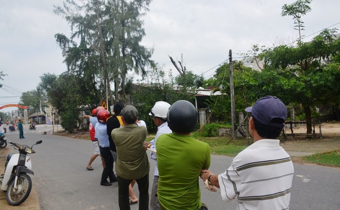 Người dân Quảng Nam hối hả chằng chống nhà cửa, di dời tránh bão số 9 - ảnh 11