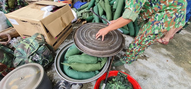 Các chiến sỹ hành quân vào hiện trường cứu nạn vụ sạt lở - ảnh 4