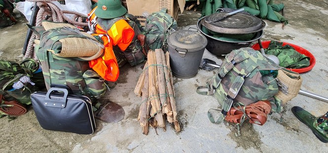 Các chiến sỹ hành quân vào hiện trường cứu nạn vụ sạt lở - ảnh 5