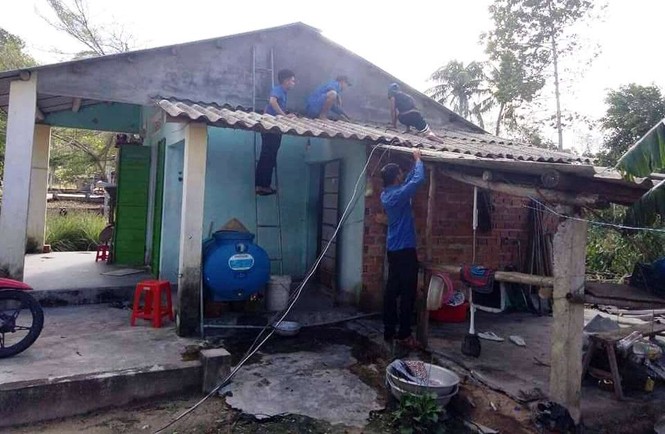 Thanh niên xung kích dọn dẹp sau bão số 9 - ảnh 1