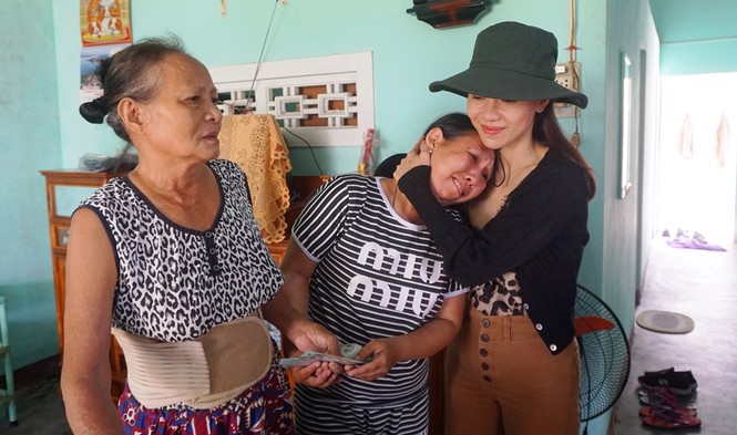 Người dân bật khóc khi nhận quà hỗ trợ sau bão - ảnh 2