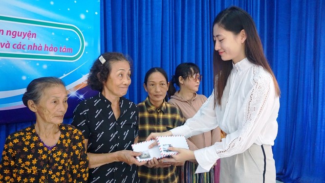 Người dân bật khóc khi nhận quà hỗ trợ sau bão - ảnh 4