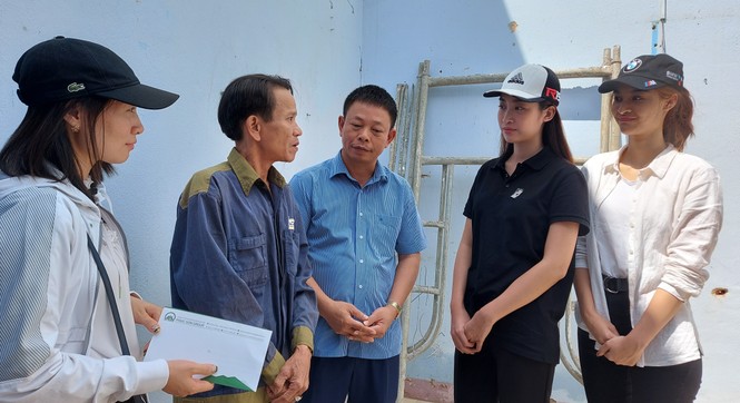 Người dân bật khóc khi nhận quà hỗ trợ sau bão - ảnh 1