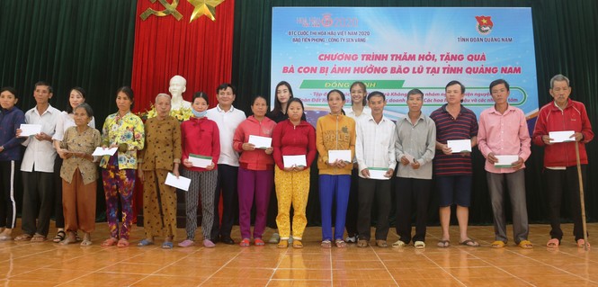 Người dân bật khóc khi nhận quà hỗ trợ sau bão - ảnh 7