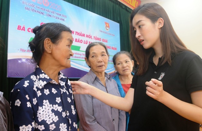 Người dân bật khóc khi nhận quà hỗ trợ sau bão - ảnh 5