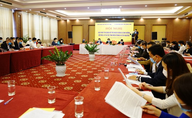 Ngân hàng bàn giải pháp tín dụng hỗ trợ khách hàng bị ảnh hưởng bởi bão lũ tại các tỉnh miền Trung và Tây Nguyên - ảnh 1