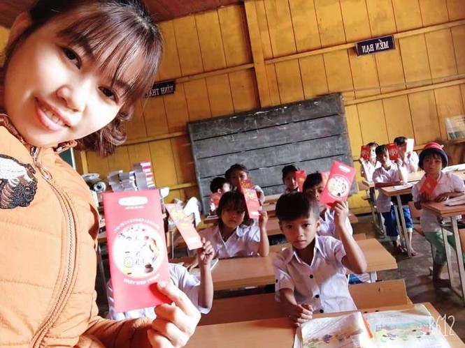 Học sinh Quảng Nam nhận lì xì ngày trở lại lớp - ảnh 1