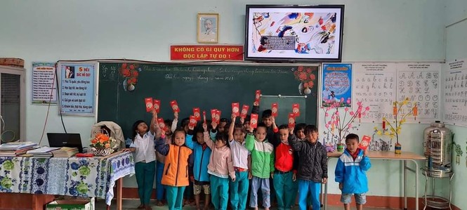 Học sinh Quảng Nam nhận lì xì ngày trở lại lớp - ảnh 2