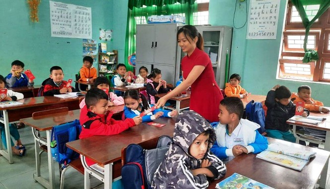 Học sinh Quảng Nam nhận lì xì ngày trở lại lớp - ảnh 3