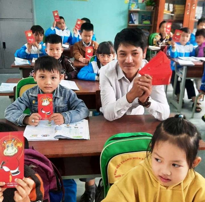Học sinh Quảng Nam nhận lì xì ngày trở lại lớp - ảnh 4