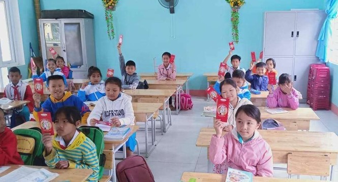 Học sinh Quảng Nam nhận lì xì ngày trở lại lớp - ảnh 6
