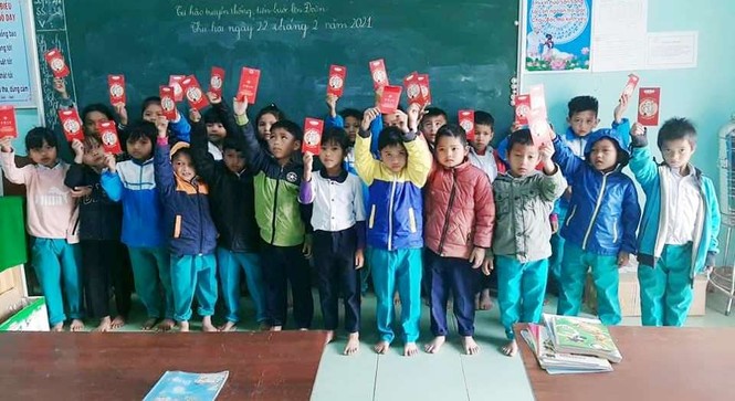 Học sinh Quảng Nam nhận lì xì ngày trở lại lớp - ảnh 7