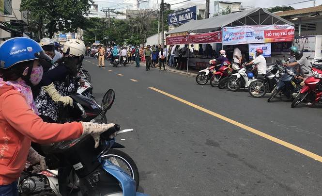 Kết thúc thi Toán: Thí sinh hớn hở, cập nhật lời giải - ảnh 21