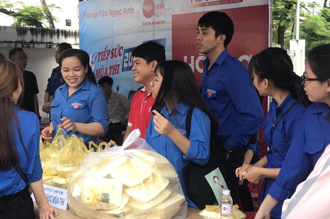 Kết thúc thi Toán: Thí sinh hớn hở, cập nhật lời giải - ảnh 22