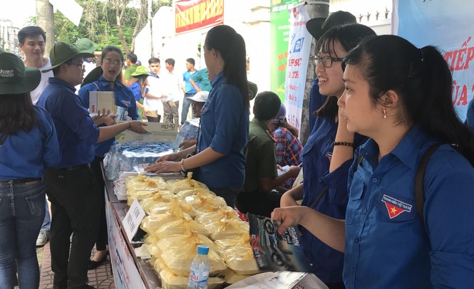 Kết thúc thi Toán: Thí sinh hớn hở, cập nhật lời giải - ảnh 24