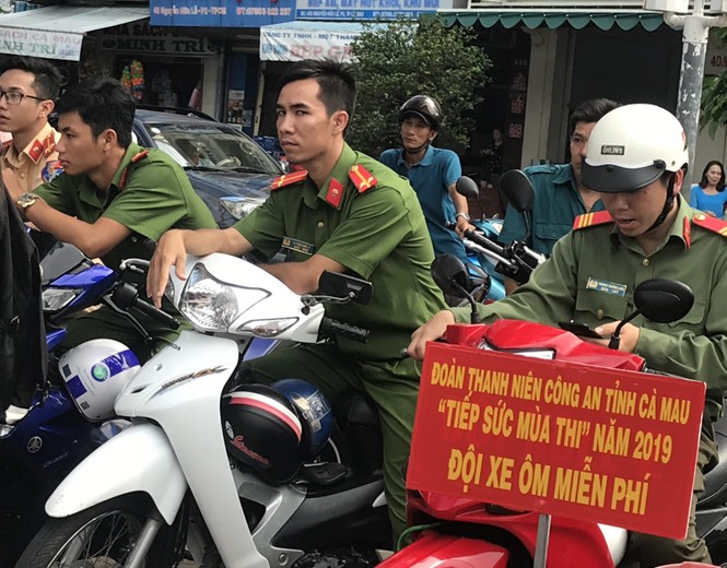 Kết thúc thi Toán: Thí sinh hớn hở, cập nhật lời giải - ảnh 23