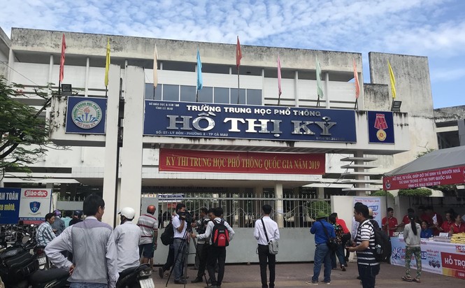 Kết thúc thi Toán: Thí sinh hớn hở, cập nhật lời giải - ảnh 19