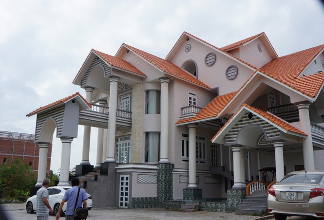 'Đại gia' Cà Mau hoang mang sau vụ biệt thự nghi bị nã đạn - ảnh 2