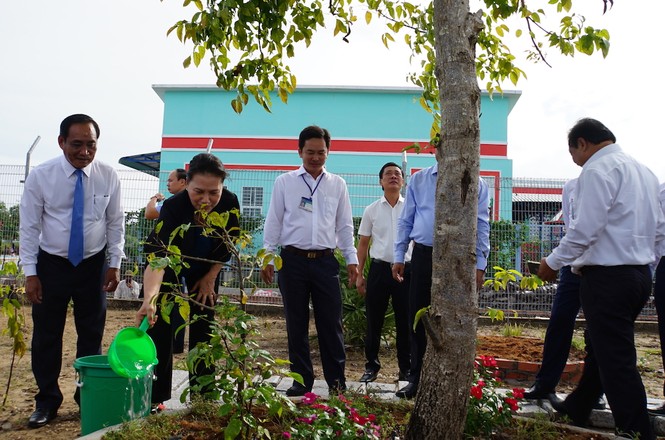 Chủ tịch Quốc hội Nguyễn Thị Kim Ngân thăm vùng căn cứ Tân Hưng - ảnh 1