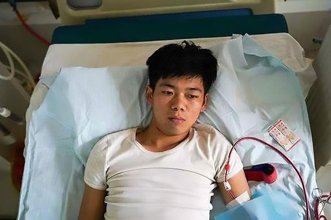 Bán thận để mua iPhone và iPad, một chàng trai đã phải nằm liệt giường suốt đời - ảnh 1