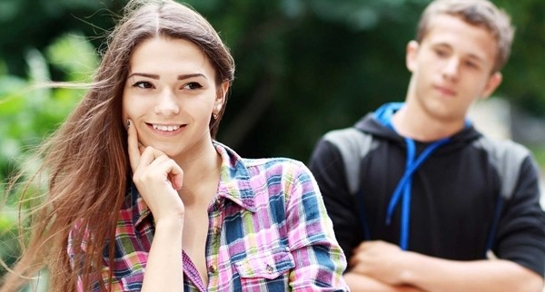 Tình yêu được giải mã: 10 điều mà một anh chàng thích bạn chắc chắn sẽ làm - ảnh 5